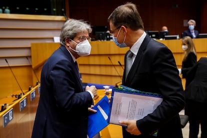 El comisario de Economía, Paolo Gentiloni (izquierda), y el vicepresidente Valdis Dombrovskis, este martes en el Parlamento Europeo.