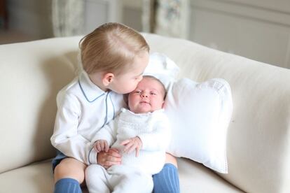 Los príncipes Jorge y Carlota, bajo la mirada de Kate Middleton. La primera imágen oficial de los príncipes fue difundida a través de la cuenta oficial en Twitter de los duques de Cambrdige. Si en la primera imagen oficial de Jorge su abuelo materno actuó de fotógrafo, en esta ocasión fue Kate Middleton quien tomó la foto de sus dos hijos.