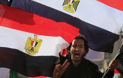 Un manifestante egipcio en la plaza Tharir.