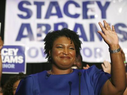 Stacey Abrams, candidata a governadora da Geórgia, saúda simpatizantes em um ato em Atlanta em 22 de maio