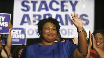 Stacey Abrams, candidata a governadora da Geórgia, saúda simpatizantes em um ato em Atlanta em 22 de maio