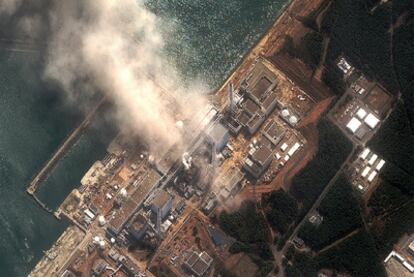 Imagen aérea del incendio que siguió a una explosión en el reactor 3 de la central nuclear de Fukushima, a 240 kilómetors de Tokio.