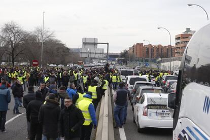 Los manifestantes profieren consignas como "el taxi unido jamás será vencido".