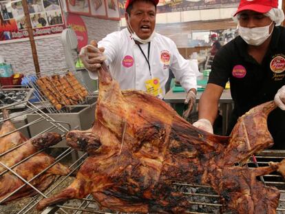 Una de las numerosas brasas de chancho (cerdo) al palo, el plato más popular en Mistura.