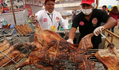 Una de las numerosas brasas de chancho (cerdo) al palo, el plato más popular en Mistura.