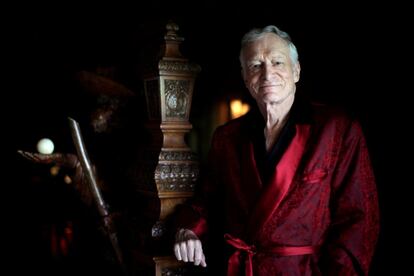 Hugh Hefner murió “rodeado de sus seres queridos” en su legendaria residencia a la edad de 91 años. En la imagen, el fundador de la revista Playboy en su mansión de Los Ángeles el 27 de Julio de 2010.