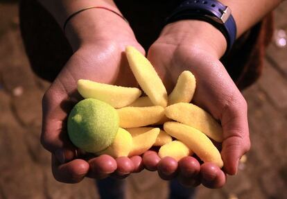 Una joven muestra las doce chucherías con las que va a sustituir las tradicionales doce uvas.