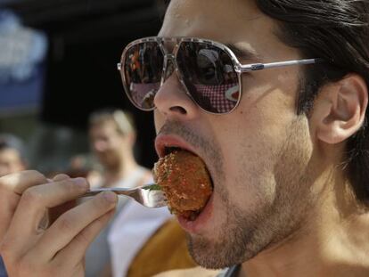 Un hombre suda mientras compite por comer m&aacute;s alb&oacute;ndigas que nadie en un concurso de Vancouver (Canad&aacute;)