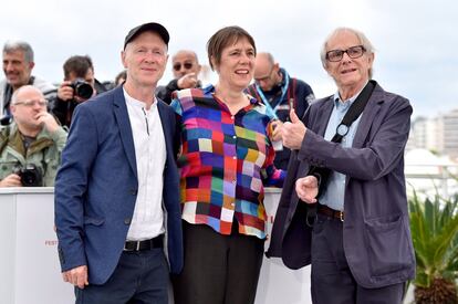 Paul Laverty, Rebecca O'Brien y Ken Loach durante una sesión de fotos para la película 'Sorry We Missed You', en el 72º Festival de Cine de Cannes.