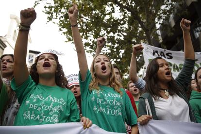 Tres estudiantes durante su participación en la manifestación que ha transcurrido entre la Glorieta de Carlos V (Atocha) y la Puerta del Sol contra los "recortes" y la reforma educativa.