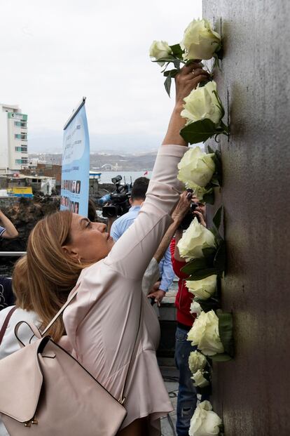 Familiares y allegados depositan ofrendas florales en homenaje a las víctimas del accidente aéreo del vuelo JK5022 de Spanair, en el monumento "Luces en el vacío". 