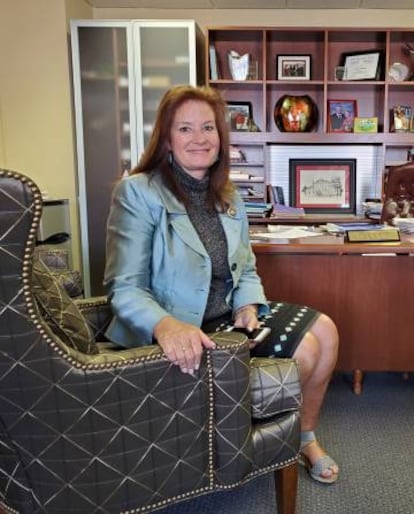 A republicana Terri Collins em seu escritório da Câmara na quinta-feira.