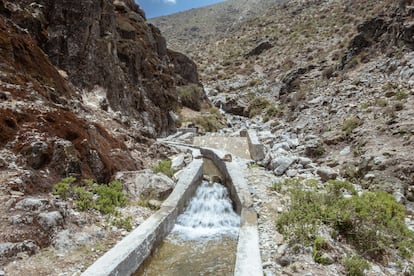 Una de las alternativas empleadas es la recolección de agua en las montañas de San Pedro de Casta, a 3950 metros de altura. El sistema incluye canales de infiltración, no sólo de irrigación, con la idea de que en tiempos de sequía los granjeros puedan sacar agua del subsuelo.