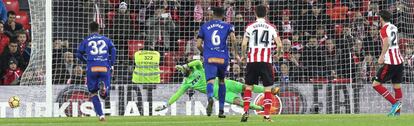 Aduriz bate a Pacheco desde el punto de penalti.