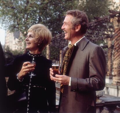 American actor, businessman, and philanthropist Paul Newman with his wife, American film and stage actress Joanne Woodward in London in 1969. 