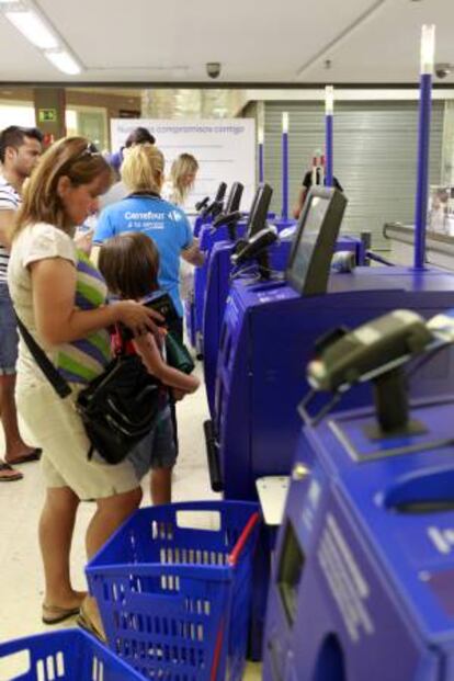 Línea de cajas de un comercio Carrefour en Madrid, el día que entra en vigor la normativa por la que los comercios de la región pueden abrir a cualquier hora. EFE/Archivo