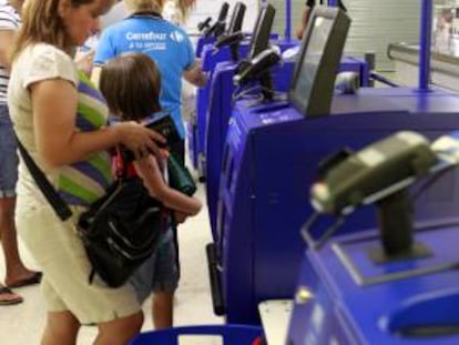 Línea de cajas de un comercio Carrefour en Madrid, el día que entra en vigor la normativa por la que los comercios de la región pueden abrir a cualquier hora. EFE/Archivo
