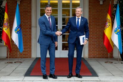 El jefe del Ejecutivo, Pedro Sánchez, recibe en La Moncloa al presidente de la Xunta de Galicia, Alfonso Rueda, esta semana.