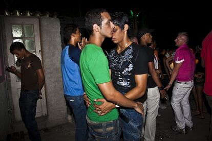 Una pareja baila en una fiesta gay privada. Algunas personas alquilan sus casas para celebrar este tipo de eventos para la comunidad gay. Suelen tener lugar en barrios alejados del centro de la ciudad de La Habana.