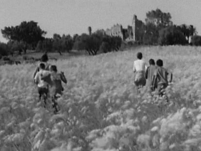 Sobre estas líneas, fotograma de la película <i>Todos sois capitanes</i>, de Oliver Laxe. A la izquierda,