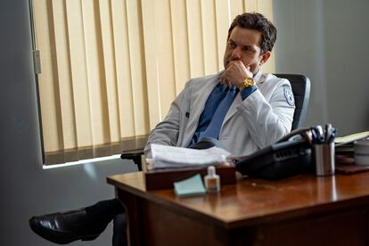 Joshua Jackson, en el cuarto episodio de 'Dr. Death'.