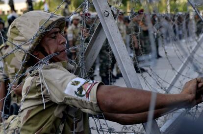 Un soldado egipcio fija el alambre que protege la sede de la Guardia Republicana en El Cairo el 5 de julio de 2013.