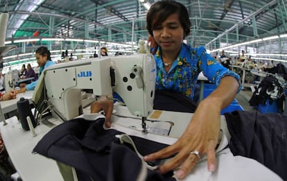 Una trabajadora cose una falda en una f&aacute;brica de ropa de Phnom Penh, Camboya.