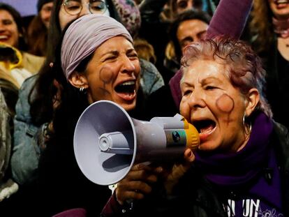 Varias mujeres participan en la manifestación del 8-M, este año en Madrid.