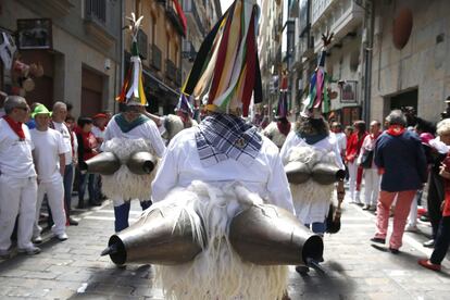 Desfile de los zampanzar, danzantes típicos de los carnavales que bailan para ahuyentar los espíritus, por la calle Estafeta de Pamplona.