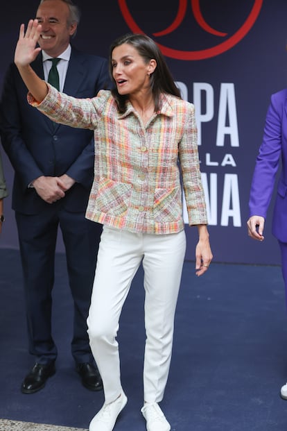 La reina Letiza el sábado en la Copa de la Reina de fútbol, con pantalón blanco, americana de Mirto y las zapatillas ‘barefoot’.