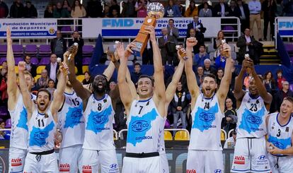 Los jugadores del Gipuzkoa Basket celebran la conquista de la Copa de la Princesa en febrero. FEB