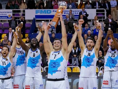 Los jugadores del Gipuzkoa Basket celebran la conquista de la Copa de la Princesa en febrero.