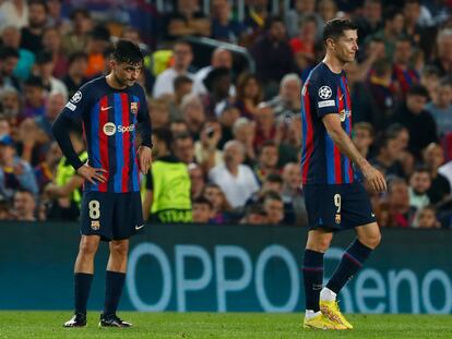 Pedri y Lewandowski durante el partido entre el Barcelona y el Bayern este miércoles en el Camp Nou.