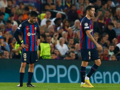 Pedri y Lewandowski durante el partido entre el Barcelona y el Bayern este miércoles en el Camp Nou.