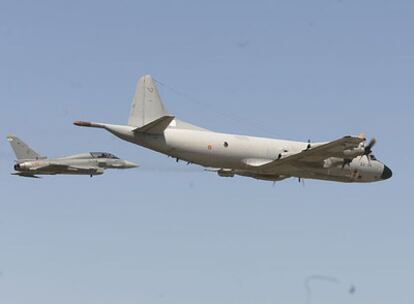 El Eurofighter Typhoon, o C-16, sobrevuela la base aérea de Morón de la Frontera junto al P3 Orión (a la derecha).