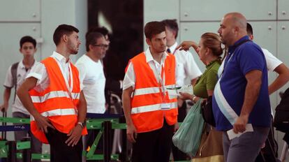 Trabajadores de Aena, durante la huelga de vigilantes de seguridad de El Prat.