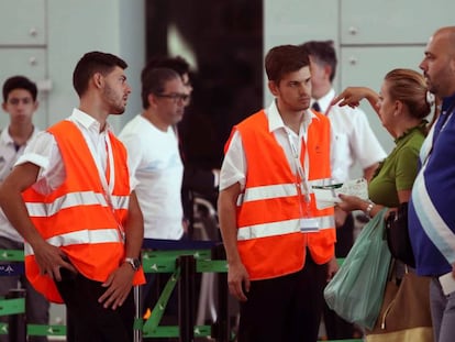 Trabajadores de Aena, durante la huelga de vigilantes de seguridad de El Prat.