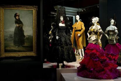 <i>La marquesa de Santa Cruz,</i> de Goya, junto a vestidos de John Galliano.