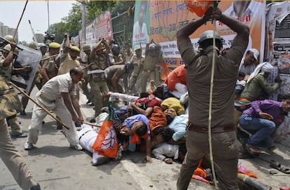 Policías indios golpean a los trabajadores del ala juvenil del Partido Bharatiya Janata durante una protesta frente a la asamblea estatal en Lucknow.