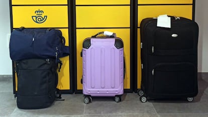 Tres maletas en una oficina de Correos.