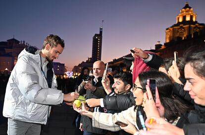 Medvedev firma autógrafos a los aficionados, el viernes en el Palazzo Reale de Turín.