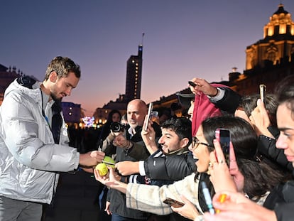 Medvedev firma autógrafos a los aficionados, el viernes en el Palazzo Reale de Turín.