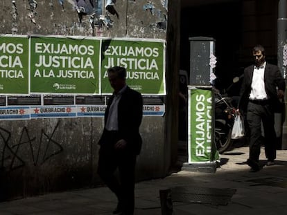 Cartazes em Buenos Aires se referem ao 'caso Nisman'.