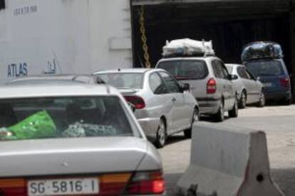 Varios coches embarcan en Algeciras rumbo a Tánger. EFE/Archivo