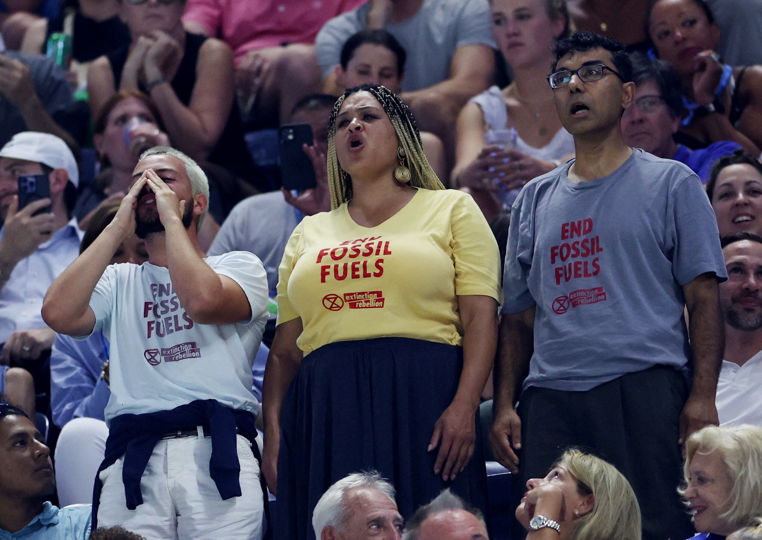 Activistas protestan en las gradas de la Arthur Ashe.