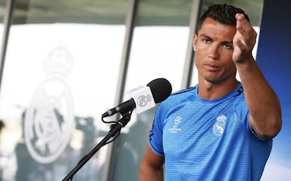 Cristiano atiende a los medios en Valdebebas. 