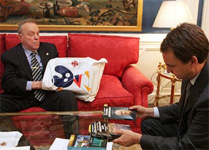 José Luis Rodríguez Zapatero, con el presidente de la Xunta de Galicia, Manuel Fraga, en La Moncloa.