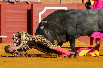 Un momento de la espectacular voltereta que sufrió Escribano en el saludo a su primer toro.