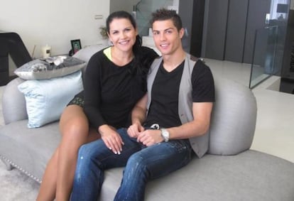 Cristiano Ronaldo con su hermana menor, Katia, en una imagen subida por ella a Twitter.