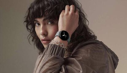 Chica con un Pixel Watch de Google